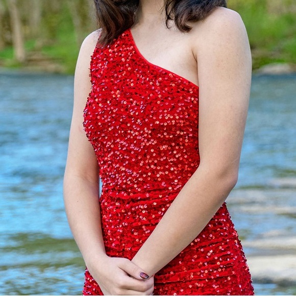 ๐!! RED SEQUINED PROM DRESS !!โค๏ธ - Picture 3 of 5